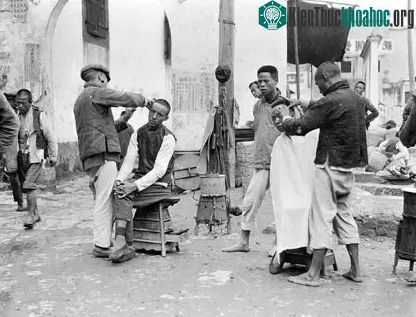 Hàng cắt tóc dạo trên đường phố Hồ Bắc năm 1917.