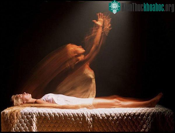 Một giả thiết cho rằng khi chuẩn bị bước sang thế giới khác, linh hồn của một người sẽ rút dần khỏi thể xác.