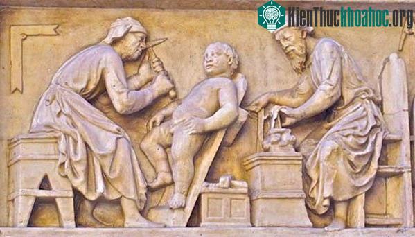 Một cảnh cắt bao quy đầu cho đứa trẻ ở Italy được điêu khắc trên bức tường.