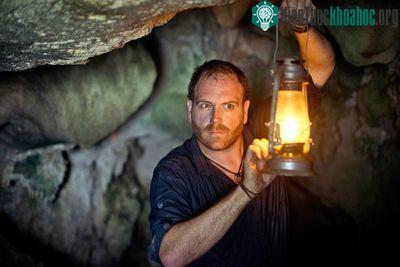 Nhà thám hiểm Josh Gates. Ảnh: Discovery Channel.