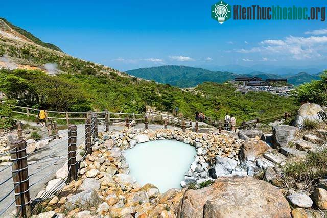 Ngoài là một địa điểm suối nước nóng nổi tiếng, nơi đây còn thu hút du khách bởi những quả trứng đen kỳ lạ.