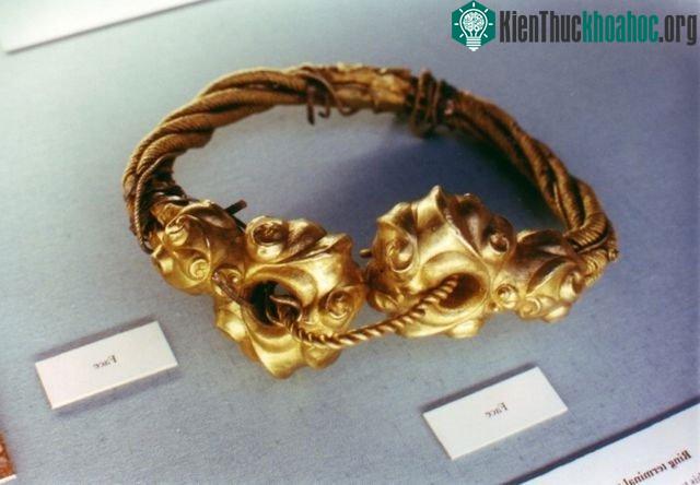 Một trong những chiếc vòng xoắn được tìm thấy vào năm 1991. (Nguồn: Archant Library)