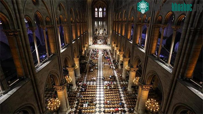 Khung cảnh bên trong Nhà thờ Đức Bà Paris trước đám cháy.
