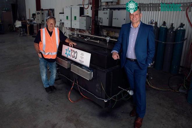 CEO Serge Bondarenko (bên tráit) và COO Graham Warburton (bên phải) của CCT với Thiết bị TED. (Credit: CCT Energy Storage).