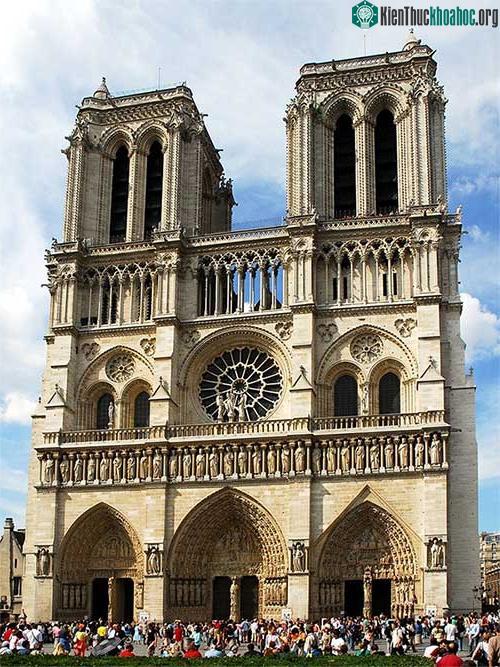 Mặt tiền nhà thờ Đức Bà Paris.