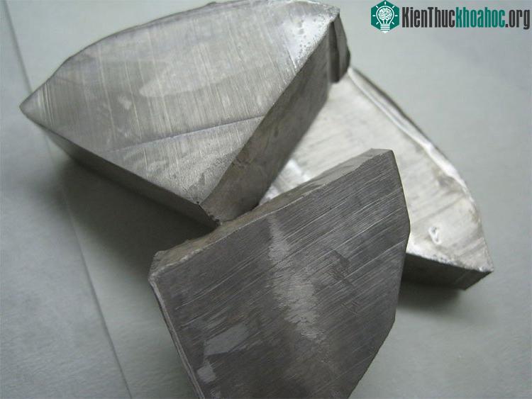 Trí tuệ nhân tạo phát hiện dạng vật chất kì lạ vừa rắn vừa lỏng cùng lúc ảnh 1