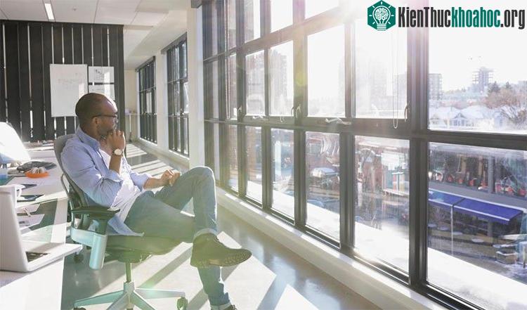 Cửa kính hấp thụ được UVB, nên bạn rất khó bị đen da hay cháy nắng.