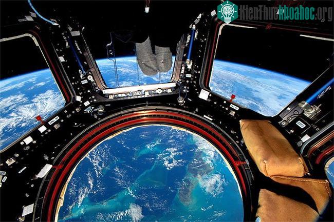 Đứng tựa lên khung cửa sổ và chụp xuống quốc đảo Bahamas ở bên dưới