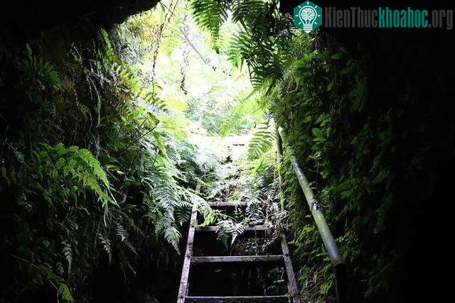 Hang ngầm nằm phía dưới lòng đất, sâu hơn 4m