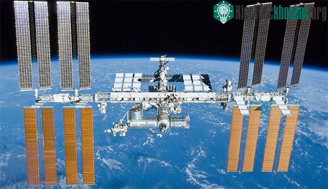 ISS duy trì quỹ đạo với độ cao từ 330 - 435km, sử dụng động cơ của mô-đun.