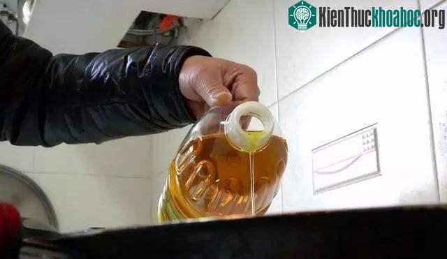 Dùng dầu ăn sai cách còn có thể làm tăng nguy cơ mắc nhiều loại ung thư và gây suy giảm chức năng tim mạch.