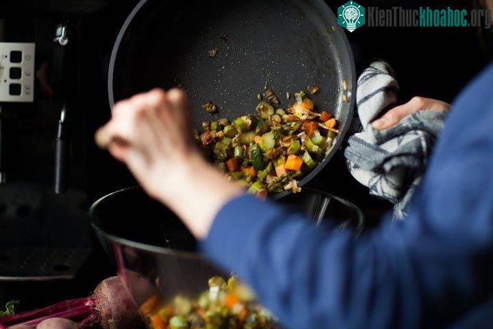 Khi bạn sử dụng thực phẩm với các phương pháp nấu ăn khác nhau, nó sẽ thay đổi thành phần dinh dưỡng của thực phẩm.