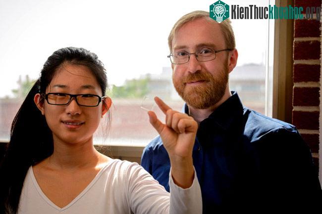 TS. Richard Royal Lunt và cô trợ lý Yimu Zhao