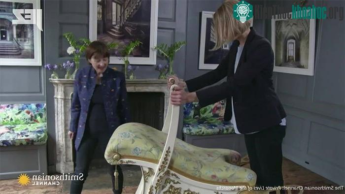 Tracy Borman (trái) trải nghiệm bản sao chiếc ghế tình yêu của vua Edward VII.