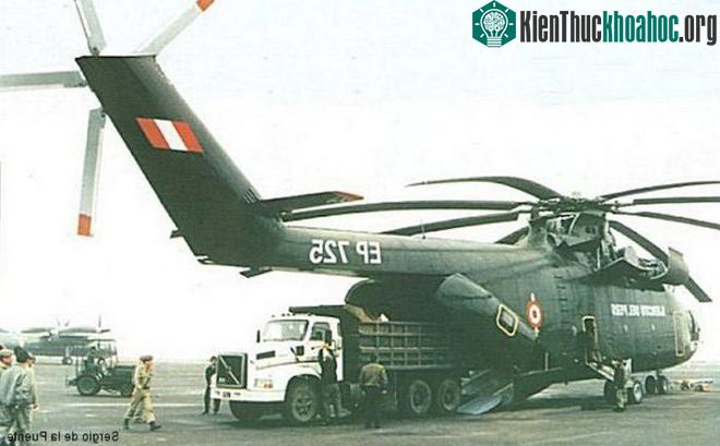 Bên trong trực thăng chứa được khá nhiều hàng hóa, phương tiện di chuyển và con người 7