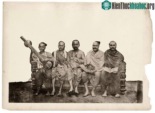 Tuy nhiên, truyền thống địa phương không thể loại bỏ hoàn toàn bối cảnh thuộc địa của nó.
