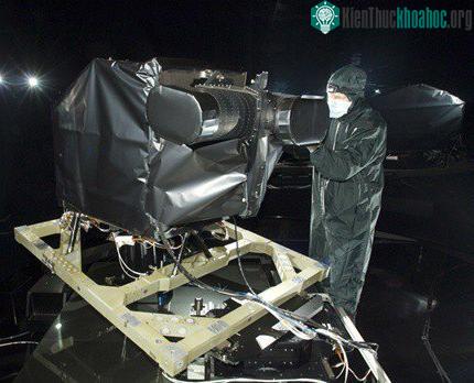 Camera Landsat đang được cài đặt lên vệ tinh