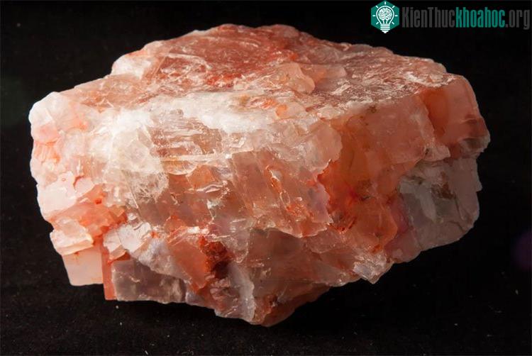Kali dạng rắn ở điều kiện môi trường thông thường.