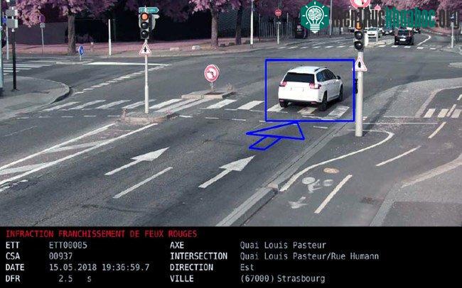 Tháp pháo "radar" giúp kiểm soát tốc độ của các phương tiện lưu thông và vượt đèn đỏ ảnh 2