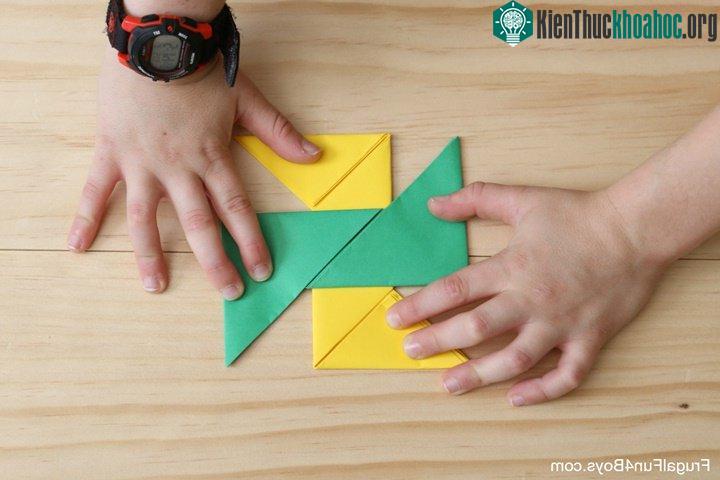 Ngay cả khi tờ giấy được mở ra và được làm nhẵn, những sợi bị gãy vẫn giữ nguyên tình trạng như vậy và vì thế nếp gấp vẫn còn trong tờ giấy