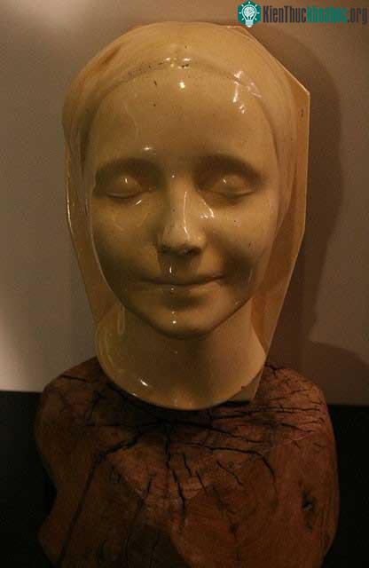 Nụ cười nửa miệng đóng băng của Cô gái vô danh được ví như "Nàng Mona Lisa chết đuối".