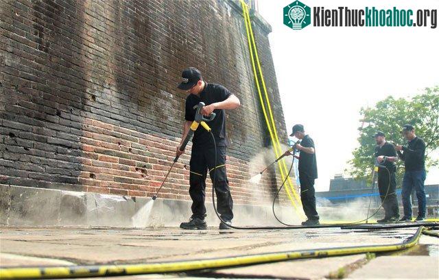 Đơn vị sử dụng công nghệ Hơi nước nóng (steam cleaning) để tạo áp lực hơi nước lên bề mặt đá vôi.