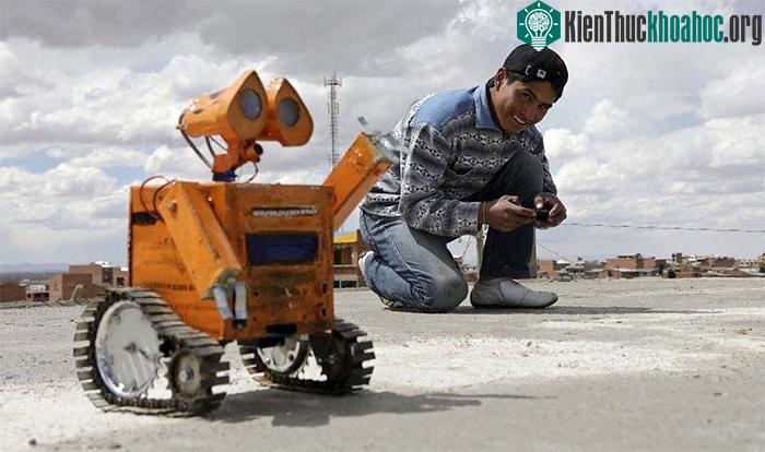 Cậu sinh viên chế tạo thành công Robot Wall-E từ vật liệu thu lượm được ở bãi rác ảnh 2