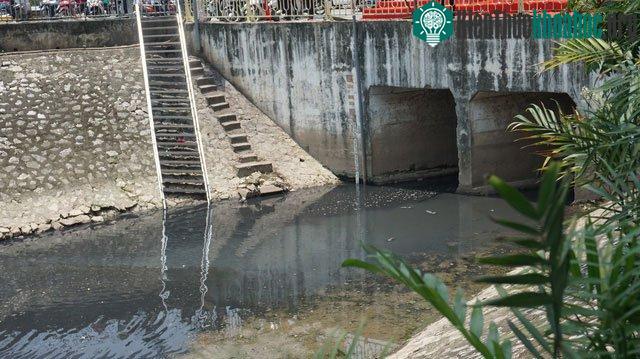 Đầu nguồn sông Tô Lịch ngày trước nối liền với Sông Hồng và hồ Tây, tạo ra dòng chảy thường xuyên.