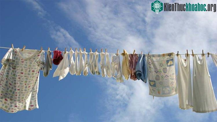Thuốc tẩy là một trong những nguyên nhân khiến vải bị cứng.