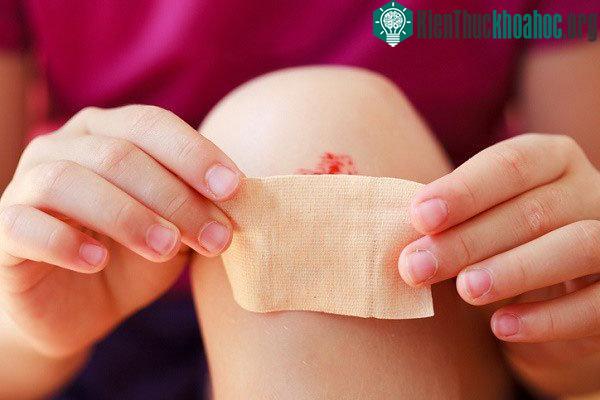 Cơ bản ta có thể nói rằng gỡ băng keo nhanh sẽ ít cảm thấy đau hơn.