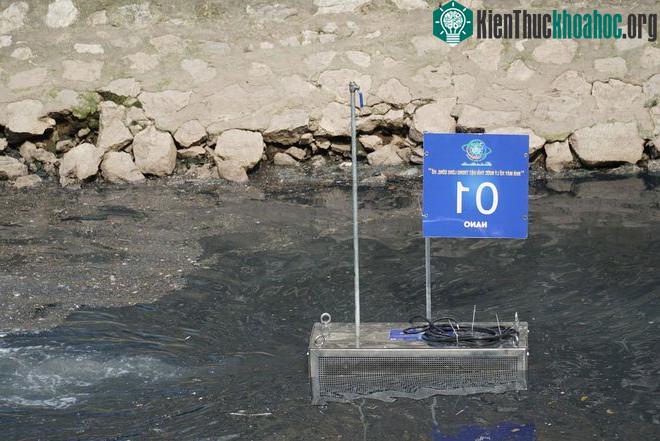 Các thiết bị đặt dưới lòng sông được đánh số thứ tự, xung quanh sủi bọt khí.