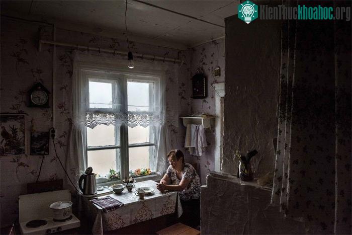 Hàng xóm của Anna thậm chí phải chịu số phận hẩm hiu hơn, khi có người phải ra khỏi nhà bằng đường gác mái.
