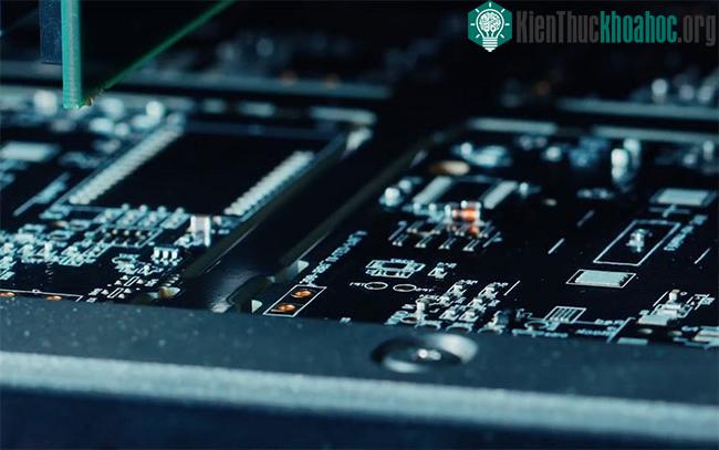 Cục sạc phát triển từ loại vật liệu GaN cần ít linh kiện hơn bộ sạc silicon.