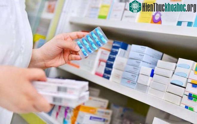 Một trong những giải pháp là đưa kháng sinh ra khỏi thị trường tự do.