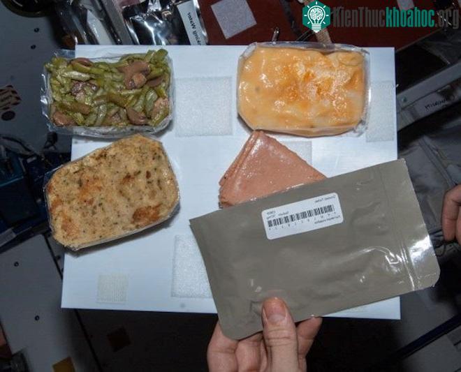 Về cơ bản, việc hâm nóng đồ ăn này thường diễn ra đối với các món đồ hộp, hoặc đựng trong túi vặn.