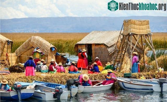 Theo cuộc điều tra dân số năm 1997, "đảo cỏ" này có tổng cộng 2000 người sinh sống