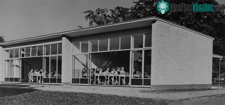 Cao Đẳng Impington, thiết kế bởi Walter Gropius và Maxwell Fry, mở cửa năm 1939.