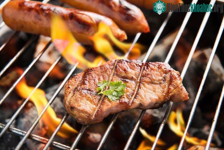 Thịt khô và các dạng thịt được làm mất nước khác sẽ cung cấp mật độ dinh dưỡng nhiều nhất theo trọng lượng.