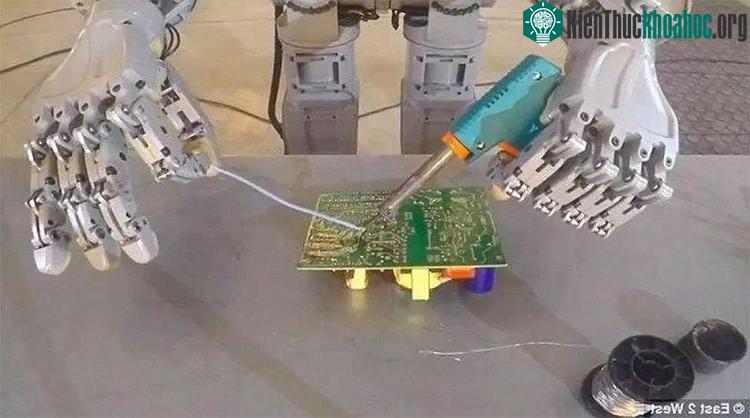 FedOR có khả năng làm việc với sự chính xác cao, có thể hàn các vi mạch điện tử.