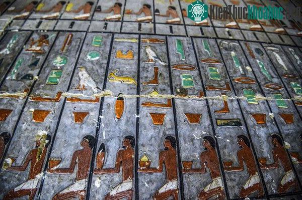 Các bức tranh tường bên trong có mô tả cảnh Khuwy đang ngồi cạnh bàn 3