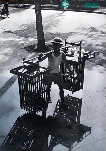 Hàng phở gánh trên đường phố.