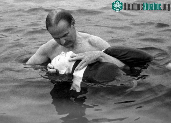 Asmund Laerdal và hình nộm Resusci Anne.
