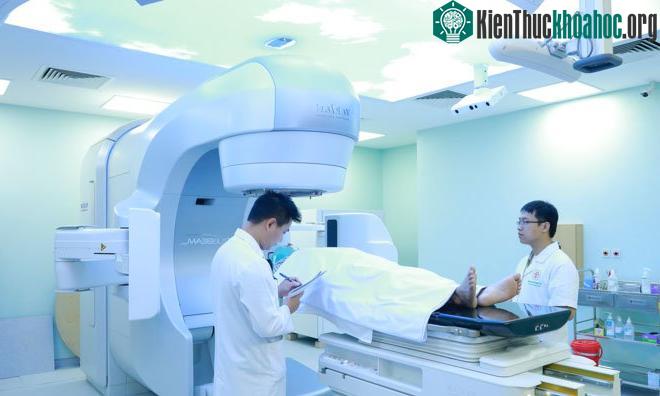 Bệnh nhân đang được xạ trị trên hệ thống máy hiện đại.