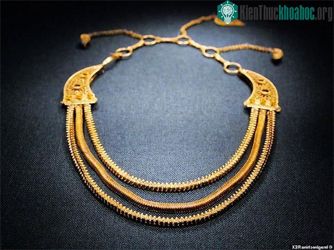 Chiếc vòng cổ 800 năm tuổi mà trông vẫn như mới.