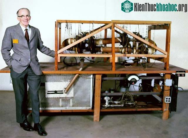 Nhà vật lý thiên văn Lyman Spitzer Jr.