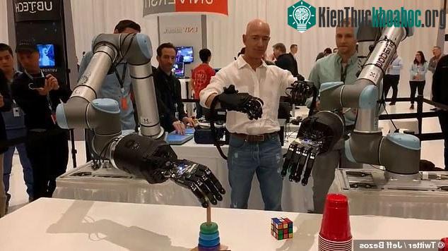 Hệ thống này biến chiếc găng tay Bezos đeo không chỉ giúp điều khiển cánh tay máy, mà còn phản hồi lại cảm giác khi cánh tay chạm vào.