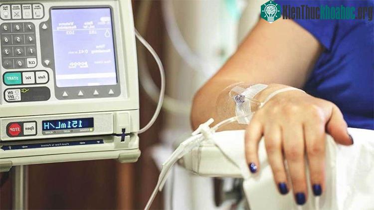 Hoá trị thường không hiệu quả do hiện tượng tế bào ung thư kháng thuốc.