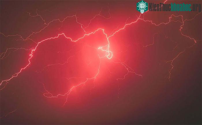 Điện tích khó xuất hiện trên các hạt bazan khi điều kiện áp suất không khí thấp.