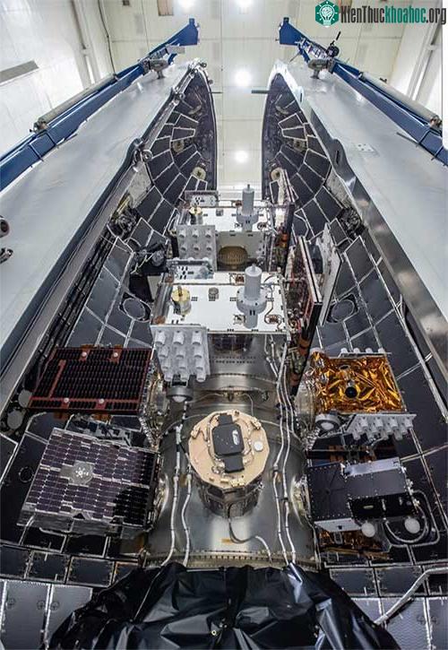 Các vệ tinh được đặt bên trong tên lửa Falcon Heavy.