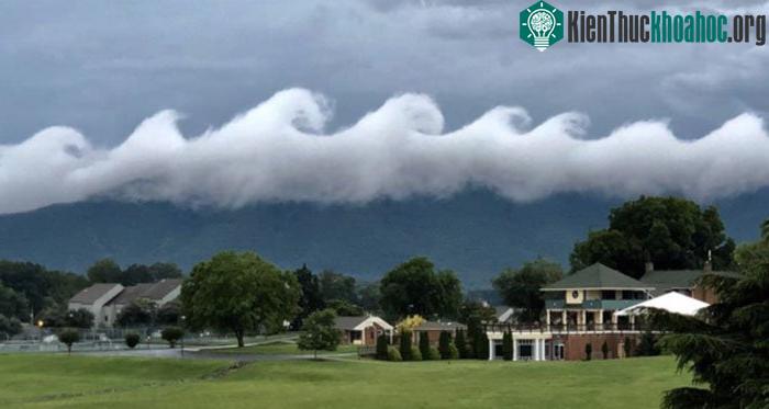 Mây gợn sóng Kelvin-Helmholtz trên đỉnh núi Smith.